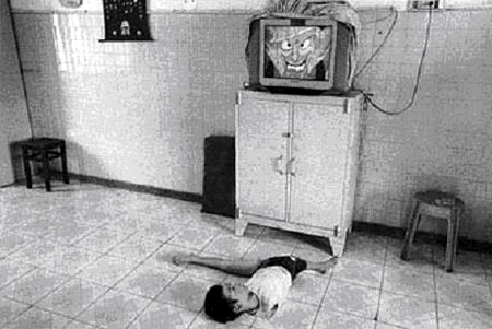 Enfant victime qui regarde la télévision à l'hôpital