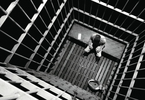 http://bellaciao.org/fr/IMG/jpg/en_prison.jpg