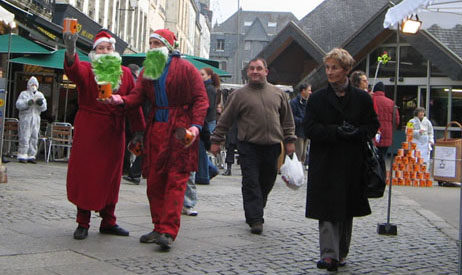 L’EPR Noel est une ordure ! Les_pere_noel_a_barbe_verte_en_action_a_quimper