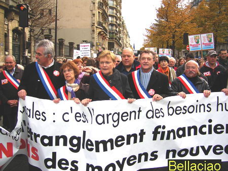 manifestant pour les finances locales - 77.7 ko
