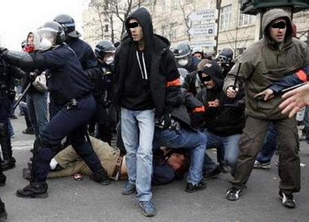 À la gouaille des jeunes, une seule réponse : la matraque Matraque13