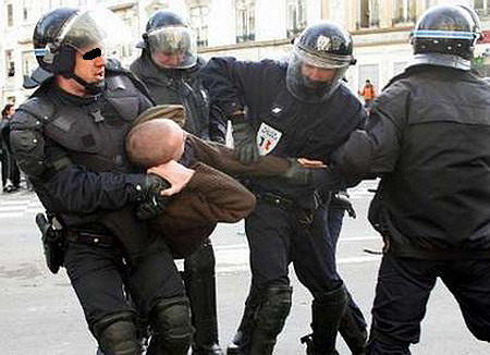 À la gouaille des jeunes, une seule réponse : la matraque Matraque20