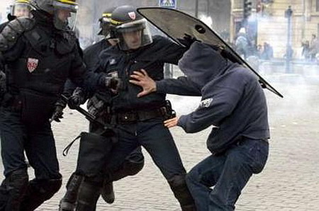À la gouaille des jeunes, une seule réponse : la matraque Matraque22