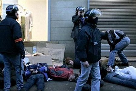 À la gouaille des jeunes, une seule réponse : la matraque Matraque4