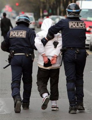 À la gouaille des jeunes, une seule réponse : la matraque Matraque7