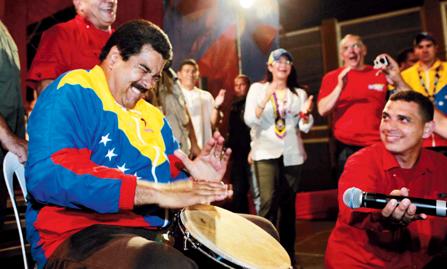maduro toca tambor