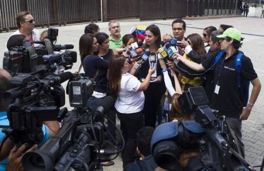 Scène de la vie quotidienne sous la dictature bolivarienne : la dirigeante d'extrême droite Maria Corina Machado, impliquée dans plusieurs tentatives de coup d'État depuis 2002, explique aux médias "baillonnés" qu'il n'y a pas de liberté au Venezuela et que plutôt que d'attendre des élections, il faut relancer les confrontations "non-dialogantes" (sic) pour forcer le président élu à partir.