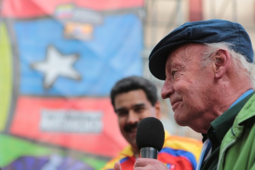 Avec l'écrivain Eduardo Galeano, lors de la marche en mémoire d'Allende, Caracas, 11 septembre 2013.