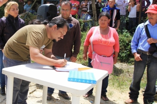 Le communicateur alternatif et directeur régional du Ministère de la Commune Gerardo Rojas signe la légalisation de la Commune Socialiste Sabas Peralta (État de Lara, août 2013)
