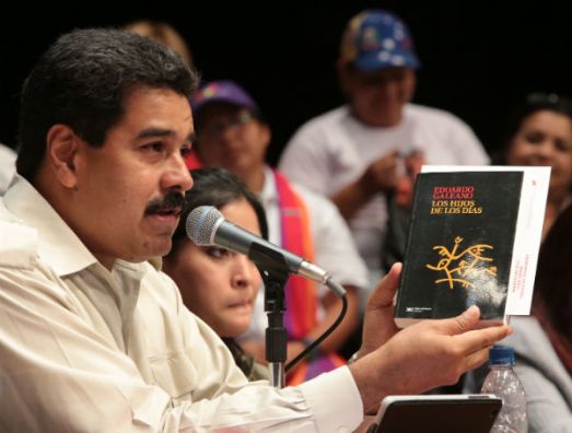 Présentation du livre d'Eduardo Galeano "Los hijos de los días" par le président Maduro, Caracas, le 10 septembre 2013.