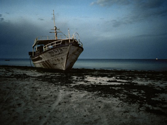 Disparitions - bateau échoué, Zarzis, Tunisie, 2012 / Laetitia Tura, le bar Floréal