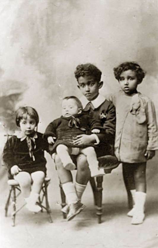 Isabella, Giorgio et leurs deux demi-frères.