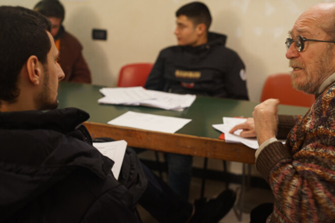Giuliano Giuliani donne un cours d'italien à des exilés © Amélie Poinssot