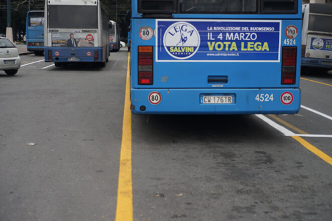 Quelques bannières électorales sont visibles sur les autobus (ici la Ligue du Nord et au dernier plan, Liberi e Uguali) © AP
