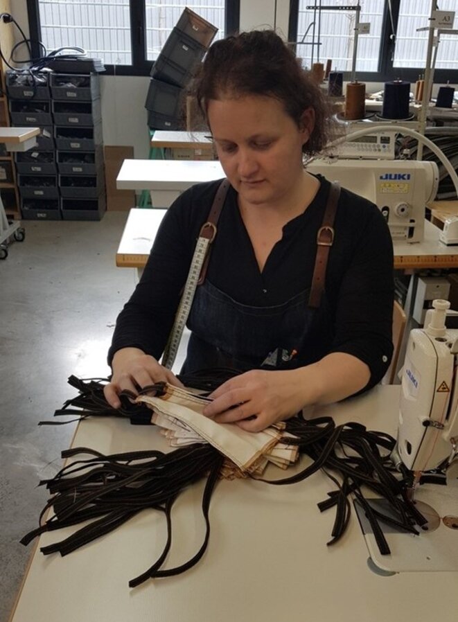 Au sein de l’Atelier Tuffery, à Florac, les couturières travaillent sur d’anciennes machines et assemblent chaque pièce à la main. © Photo : TUFFERY