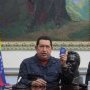 Hugo Chavez (al centro), Diosdado Cabello, presidente del Parlamento (a (…)