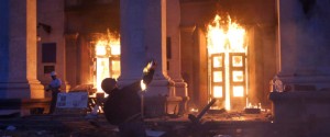 Un fasciste "pro'ukrainien" lance un cocktail molotov conte la maison des syndicats (crédits photo Reuters).