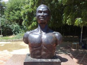 800px-Busto_de_José_Leonardo_Chirino,_Caujarao