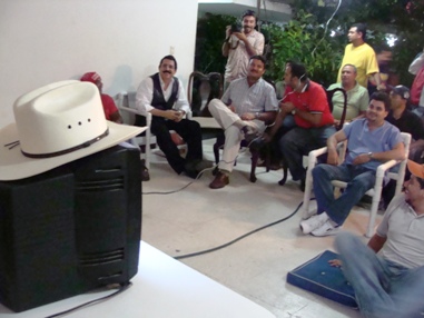 Zelaya et les occupants de l'ambassade regardent le match de foot