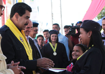 Nicolas Maduro, le 10 mars, lors de la remise de diplômes à 2500 nouveaux médecins intégraux communautaires. Le président a annoncé la récupération de 24 hôpitaux publics dans tout le pays et un budget de 1492 millions de bolivars pour la construction et la réparation de centres de santé de la mission "Barrio Adentro".
