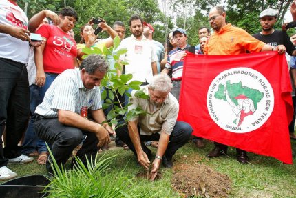 Obserrvant le rite amical reservé aux visiteurs de l'école, Lula a planté un arbre sur les terrains de l'École des Sans Terre qui est aussi l'École des Mouvements Sociaux de toute l'Amérique Latine