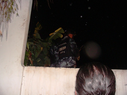 Un policier posté à l'extérieur, sur un mur de l'ambassade