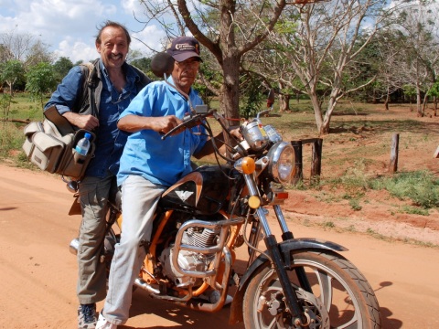 Journaliste et ancien rédacteur en chef du Monde diplomatique, Maurice Lemoine (ici au Paraguay) couvre l’Amérique Latine depuis plus de quarante ans. Derniers ouvrages parus : “Chávez  Presidente 1”,  « Sur les eaux noires du fleuve », “Cinq cubains á Miami” et “Les enfatns cachés du général Pinochet”