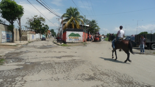 entrada avenida principal Barrio Bello monte