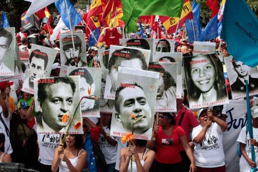 23 janvier, Caracas. Familles des victimes des violences de la droite (notamment étudiante) et de ses alliés paramilitaires en 2014. Cette enième tentative de déstabilisation contre le gouvernement bolivarien avait été présentée par les médias occidentaux comme... "une révolte populaire" !