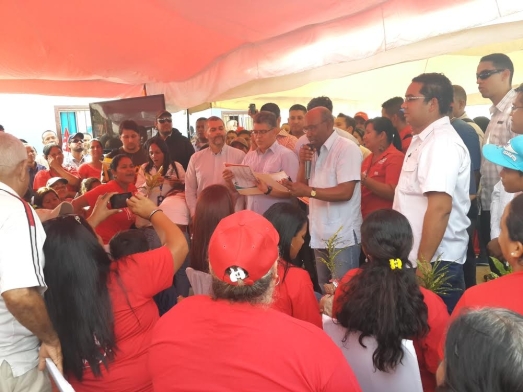 Elías Jaua, vice-président du socialisme territorial et auteur de cet article, le 22 janvier (au centre), lors d'une remise de logements aux secteurs populaires de l'État Anzoategui.