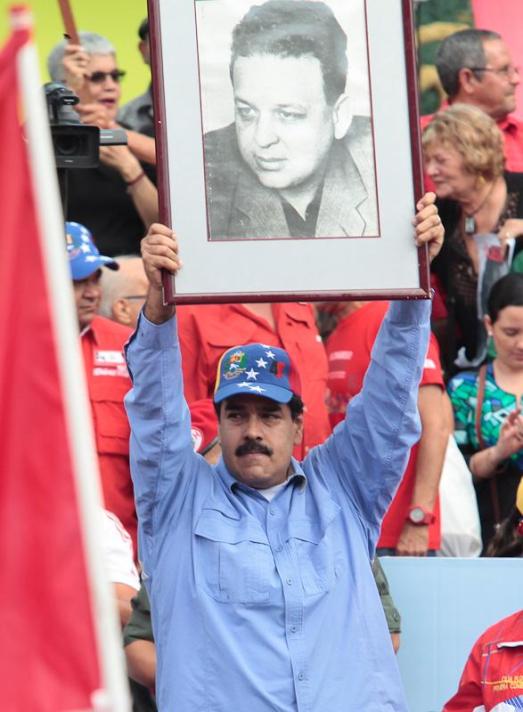 Nicolas Maduro lors de la manifestation populaire du 23 janvier 2015 brandit la photo de Fabricio Ojeda, député et guérillero de gauche assassiné sous un régime antérieur à la révolution.