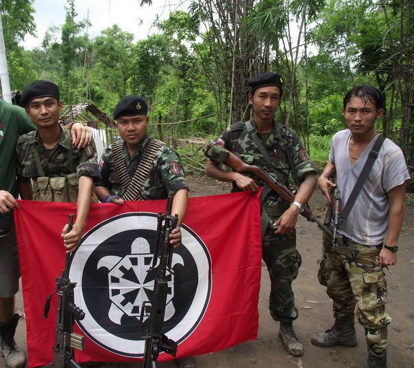 Karen_drapeau_Casapound